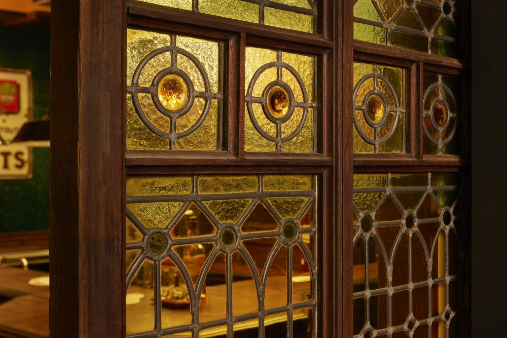 Authenthieke deuren met glas-in-lood worden hergebruikt.