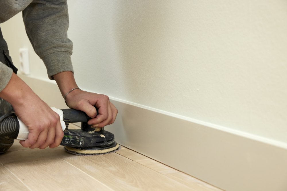 Bij plinten, kozijnen en radiatoren wordt de vloer met lichter handgereedschap schoongemaakt.